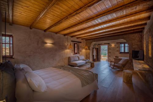 a bedroom with a large bed and a living room at Brazzo di Maina in Oítilon