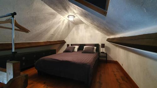 a bedroom with a bed with a wooden floor at Studio cosy 2 in Gesves