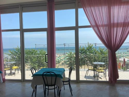 Zdjęcie z galerii obiektu Hotel Continental w mieście Pesaro