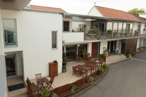 an outdoor patio with tables and chairs in a house at IBY-LEHRNER WEIN-GUT und WEIN-Träumerei in Horitschon