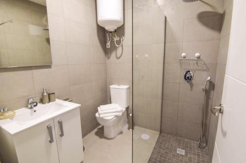 a bathroom with a shower and a toilet and a sink at MalagadeVacaciones - El Pedregal in M&aacute;laga