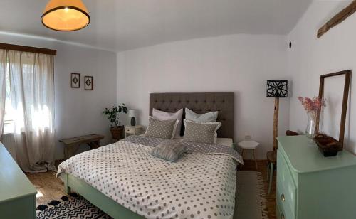 a bedroom with a large bed and a window at Guest House Victoria in Galda de Jos