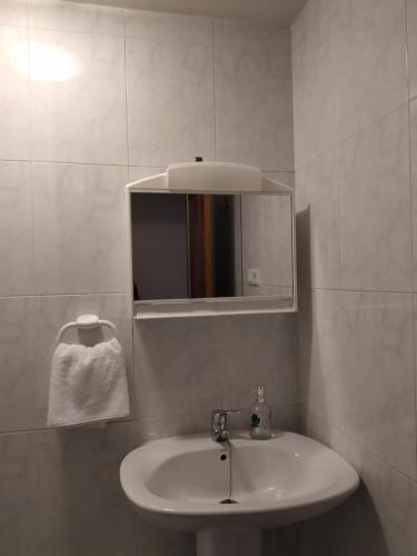 龐特維德拉的住宿－Apartamentos ClavedeSol II，浴室设有白色水槽和镜子