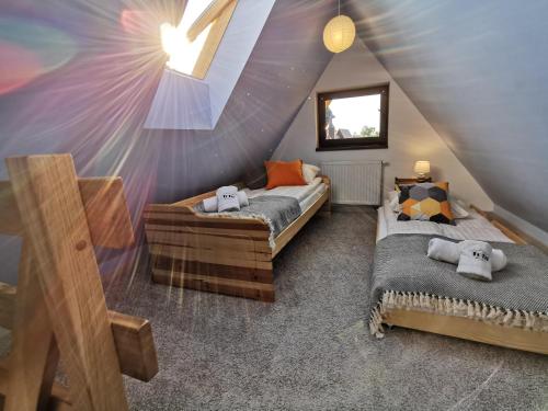- une chambre mansardée avec 2 lits dans l'établissement To Tu, à Czarna Góra
