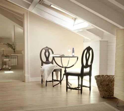 a dining room with two chairs and a table at Narbasu Restaurante y Hotel in Cereceda