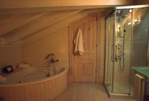 a large bathroom with a tub and a shower at Narbasu Restaurante y Hotel in Cereceda