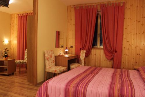 Un pat sau paturi într-o cameră la Albergo Ristorante Montecucco da Tobia
