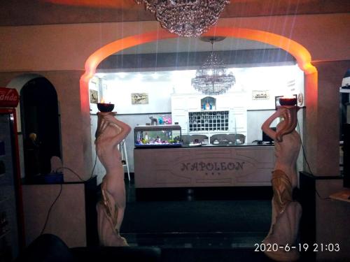 Un arco en una habitación con dos personas sosteniendo copas de vino en Hotel Napoleon-Cuore, en Qualiano