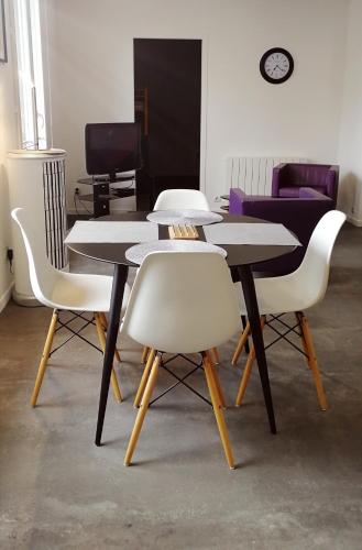une table et des chaises dans une pièce dans l'établissement Le coryphée : Appartement en centre ville à Abbeville, à Abbeville