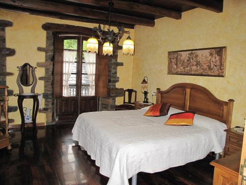 sypialnia z dużym łóżkiem w pokoju w obiekcie Casa do Catalán - Casa completa - Navia de Suarna w mieście Navia de Suarna