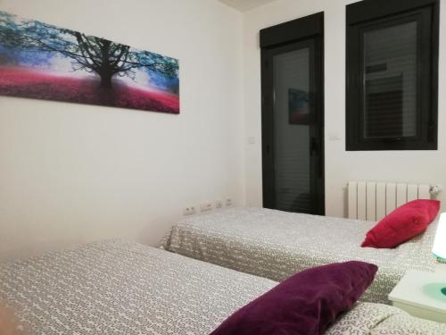 1 dormitorio con 2 camas y un cuadro en la pared en gelijkvloers appartement Corvera Golf & Country Club en Corvera