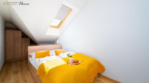 Giường trong phòng chung tại Wonder Home - Apartamenty blisko wyciągów Ski Arena, parku wodnego, restauracji, Kościółka Wang