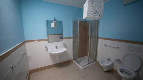 uma casa de banho com um chuveiro, um WC e um lavatório. em Arianna Apartments em Pescara