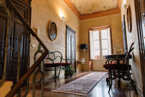 un pasillo con una escalera con sillas y una ventana en Villa Mascitti B&B en Tortoreto
