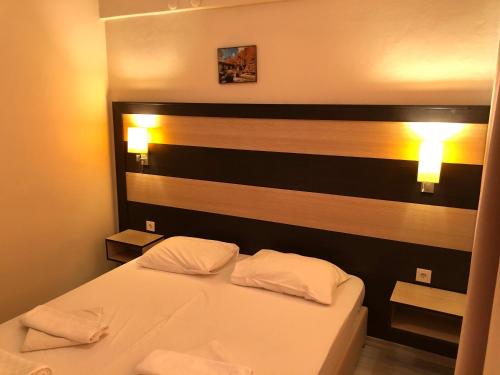 Ein Bett oder Betten in einem Zimmer der Unterkunft Sun Hotel