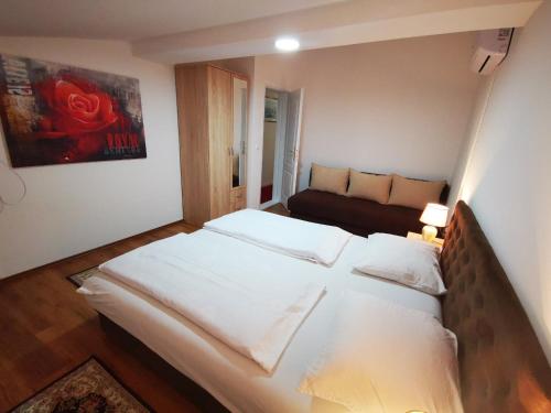 Postel nebo postele na pokoji v ubytování Private Riverside Villa Silvia