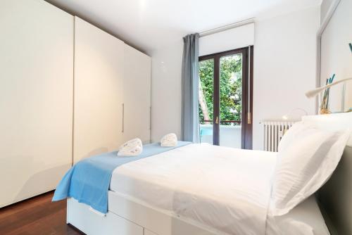 Una habitación blanca con una cama y una ventana en A pochi passi da Prato della Valle Apartment, en Padua
