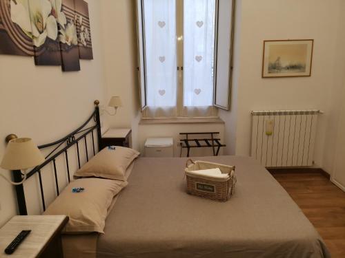 Napoli Pietrasanta LT في نابولي: غرفة نوم بها سرير مع سلة عليه