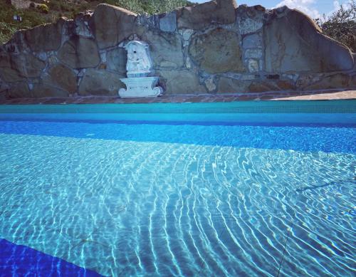 una piscina blu con fontana di Agriturismo Beata Vanna a Fabro
