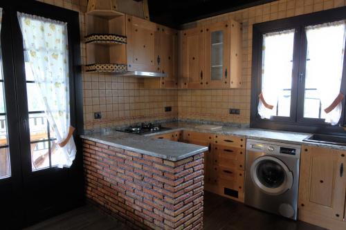 uma cozinha com um fogão e uma máquina de lavar e secar roupa em Bagadi em Arantza