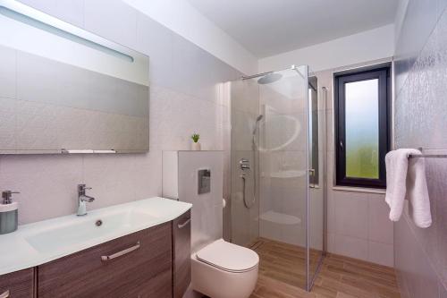 Ένα μπάνιο στο New and stylish Villa Bruna with 32sqm heated pool, sauna, billiard and media room