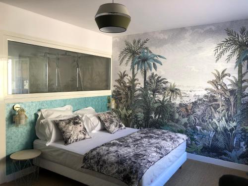 une chambre avec une grande fresque de palmiers dans l'établissement Le domaine Aubazen, à La Chapelle-Aubareil
