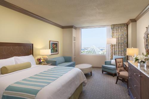 Moody Gardens Hotel Spa and Convention Center في جالفيستون: غرفة فندقية بسرير ونافذة كبيرة
