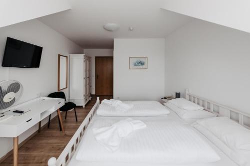 Postel nebo postele na pokoji v ubytování Hotel Mörbischerhof