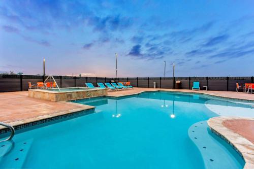 a swimming pool on the roof of a building at La Quinta by Wyndham San Antonio Alamo City in San Antonio