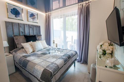 1 dormitorio con cama y ventana en ORKAN rooms&restaurant, en Mielno