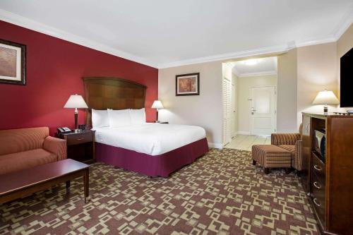 a hotel room with a bed and a couch at La Quinta by Wyndham Moreno Valley in Moreno Valley