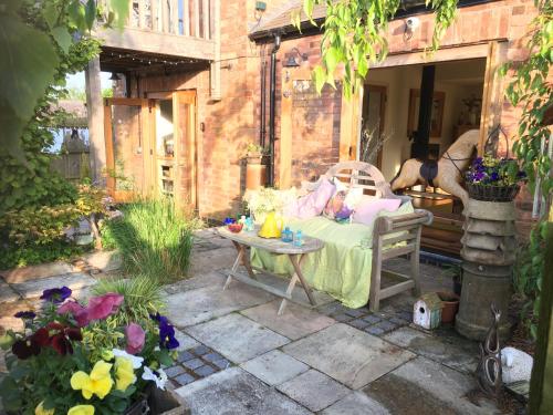 A restaurant or other place to eat at Bybrook Barn Bed & Breakfast 