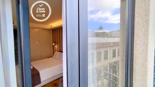 Habitación con cama y vistas a un edificio en PicPorto Apartment, en Oporto