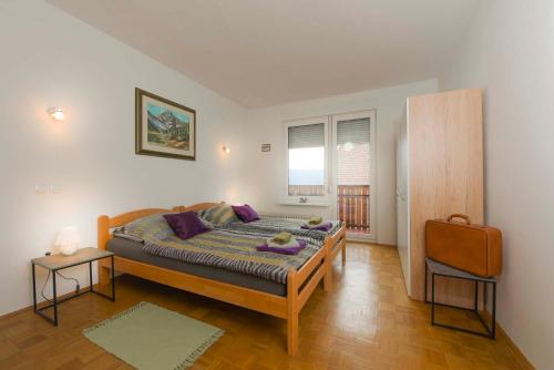 Ένα ή περισσότερα κρεβάτια σε δωμάτιο στο Apartments Rikli Rodine near Bled