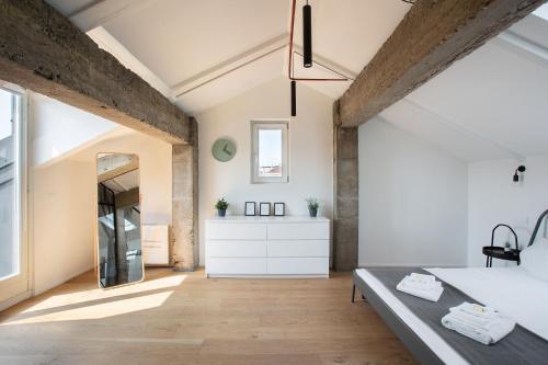 um quarto com uma cama, uma cómoda e um espelho em Mato Apartment Torino em Turim