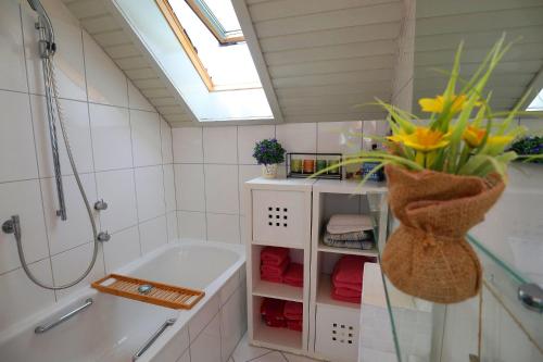een badkamer met een bad, een wastafel en een douche bij Auszeit Schluchsee - Fewo Tanja - Oase der Stille - in Schluchsee