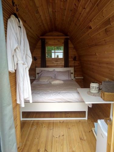 um quarto num chalé com uma cama em Weids Zicht BB Weidszicht em Doezum