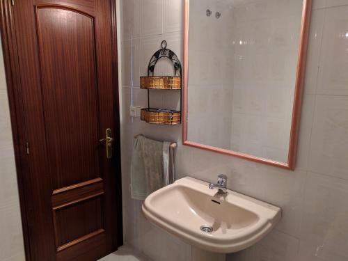 uma casa de banho com um lavatório e um espelho em Casa Mohina em Zamora
