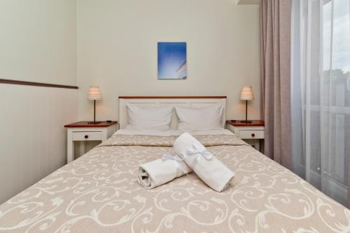 - une chambre avec un lit et 2 serviettes dans l'établissement Apartamenty.in Villa Baltic, à Chałupy