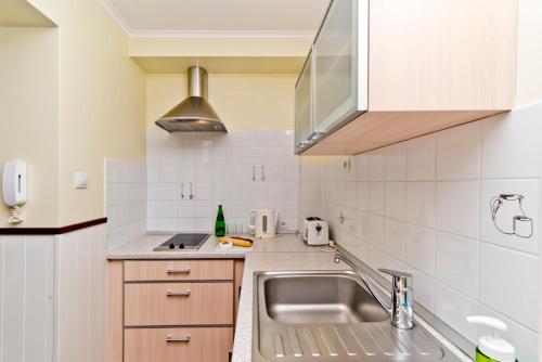 - une cuisine avec un évier et un comptoir dans l'établissement Apartamenty.in Villa Baltic, à Chałupy