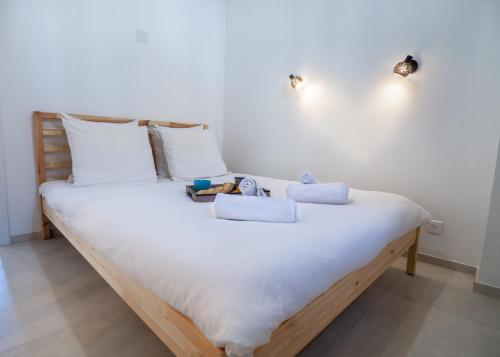 - un grand lit blanc avec 2 serviettes dans l'établissement Grand appartement 4 pièces centre de Cannes, à Cannes