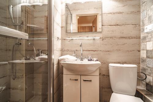 Koupelna v ubytování ZAKOHOME- Apartamenty Kościelisko Centrum