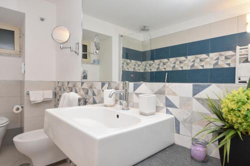 łazienka z białą umywalką i toaletą w obiekcie Amalfi Casa Angelina w Amalfi