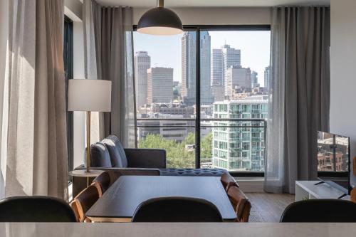Postel nebo postele na pokoji v ubytování Griffintown Hôtel