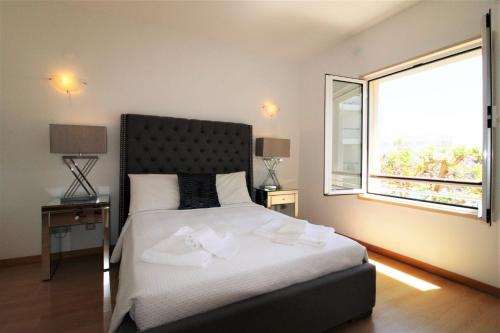 - une chambre avec un grand lit et une fenêtre dans l'établissement Lagos Marina Apartment II, à Lagos
