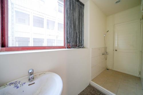 Un baño de 樂哈哈羅東夜市親子民宿