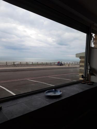 a view of the beach from the window of a bus at la Bassure de Baas à Ambleteuse in Ambleteuse