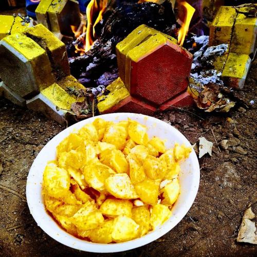The Sanatan- Bamboo Huts في جوشيماث: وعاء من الطعام أمام النار