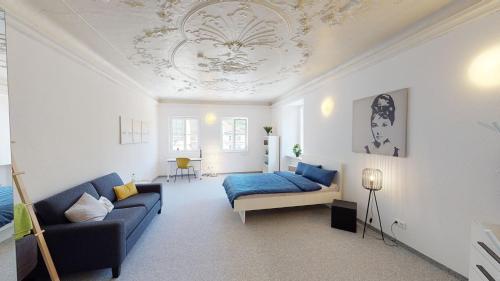 a living room with a bed and a couch at Karl V - Geschichte leben im Herzen der Altstadt in Schwäbisch Hall