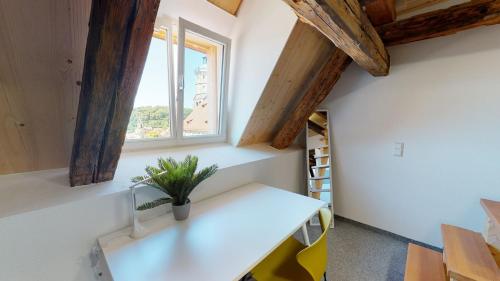 a room with a white table and a window at Karl V - Geschichte leben im Herzen der Altstadt in Schwäbisch Hall